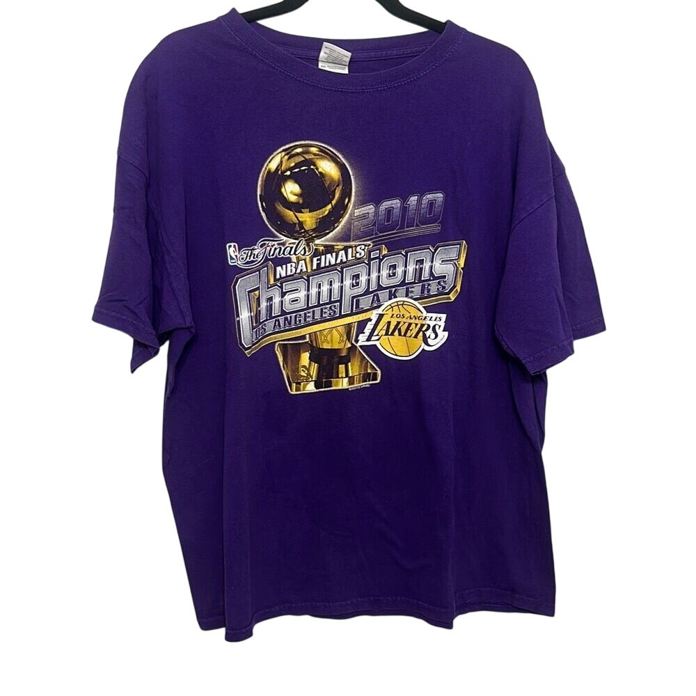 Gildan Mens Purple Los Angeles Lakers 2010 NBA Finals Champions Graphic Tee XL